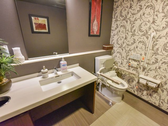 洗練されたトイレ空間 トイレ 清潔感のある広々としたトイレは、手すりやウォシュレット完備で利用しやすくなっています。過ごしやすい環境作りに注力しています。