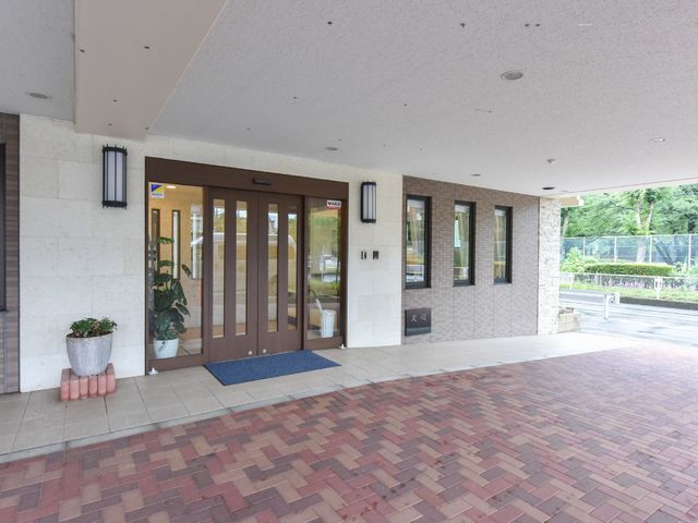 清潔感のあるエントランス 施設入口 ゆったりとしたエントランスは、植物に囲まれ明るく開放的な雰囲気です。多様なニーズにも応えられる設計となっています。