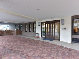 明るいエントランスの様子