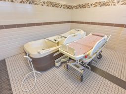 特殊浴槽とベッドの設備