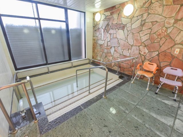 浴室のベンチと手すり お風呂 ゆったりと安全に配慮された浴室は、手すりや座りやすいベンチが設けられ、利用者の方々の快適さを考えられています。