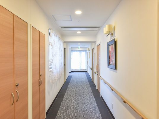 明るく清潔な廊下