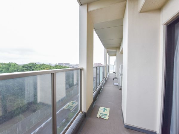 広々とした明るいバルコニー