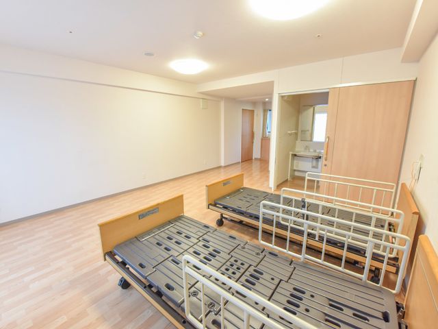 快適な居室 ベッド 広々とした明るい居室です。機能的なベッドが備えられ、ゆとりある生活空間が保たれています。