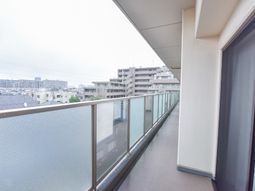 広々とした明るいバルコニー