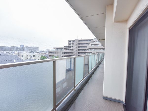 広々とした明るいバルコニー
