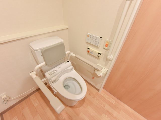 バリアフリートイレ トイレ 手すり付きの清潔なトイレです。安全で使いやすい設計となっており、快適な日々をサポート致します。
