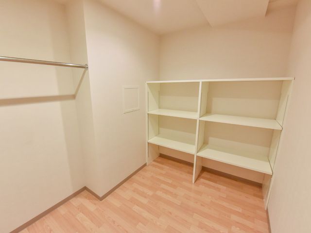 シンプルな居室のクローゼット 収納棚 収納スペースが整っている清潔感のある居室です。個人の荷物を整理整頓しやすく、プライバシーを尊重した環境になっています。
