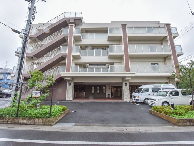 清潔感ある建物外観 建物外観 ゆったりとした外観の建物です。落ち着いた色合いが、訪れる方を穏やかに迎え入れます。