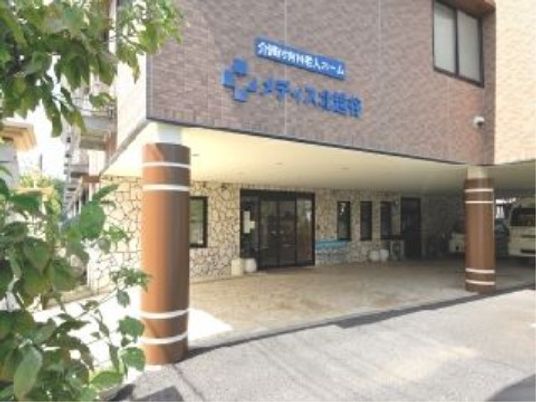 エントランス前の外観