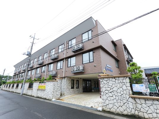 茶色い建物の外観