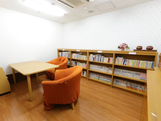 書籍と椅子の読書スペース