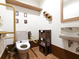洗面台付きトイレの内観