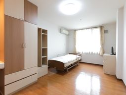 明るい居室の様子