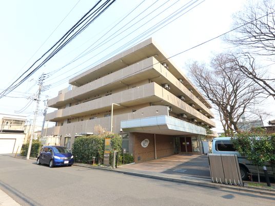 多階層の建物エントランス