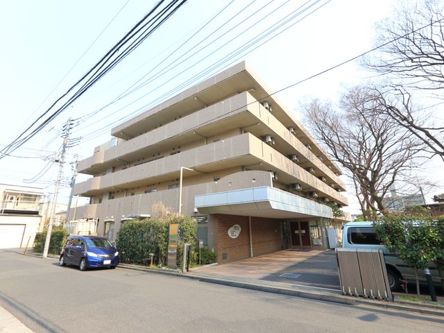 多階層の建物エントランス 広々としたエントランス 清潔感のあふれるエントランスは、訪れる方々を暖かくお迎えします。明るく開放的な雰囲気が仕事への意欲を高めてくれるでしょう。