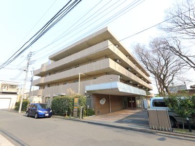 多階層の建物エントランス