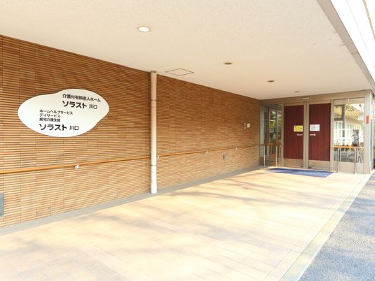 エントランスの明るい日差し