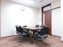 会議室のテーブルと椅子