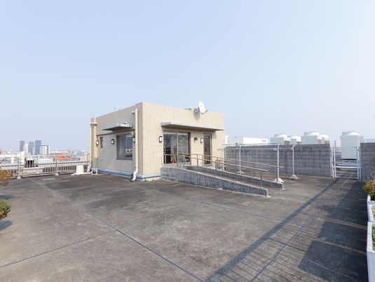 屋上の開放的な空間