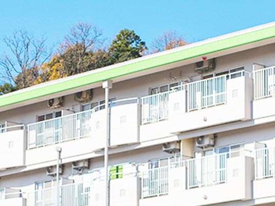 白い外観の施設  