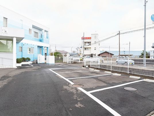建物前の駐車場  