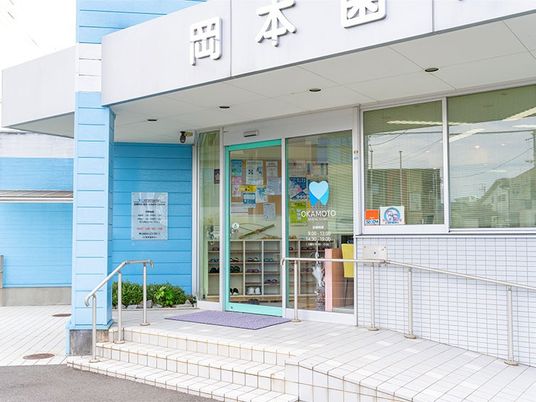 明るい玄関外観  