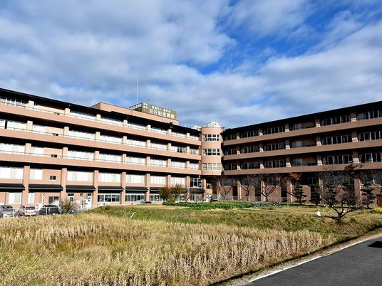 外観の建物と中庭  