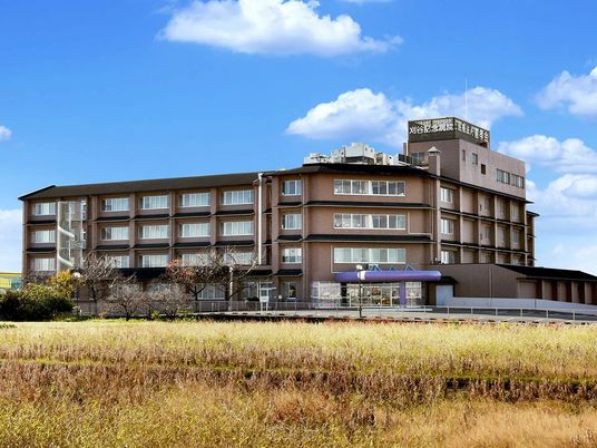 青空に映える建物外観  