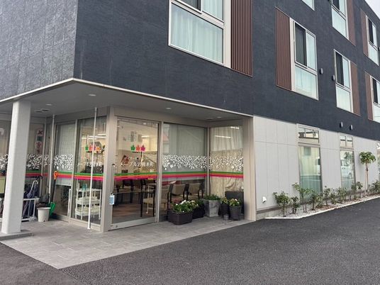 建物の正面入口  