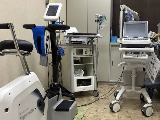 機能訓練機器の並ぶ室内  