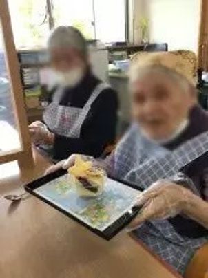 料理を楽しむ様子の居室