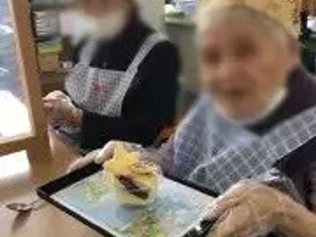 料理を楽しむ様子の居室 居室 住まう方々が楽しく食事作りをしています。明るい居室で、共同作業を楽しめます。