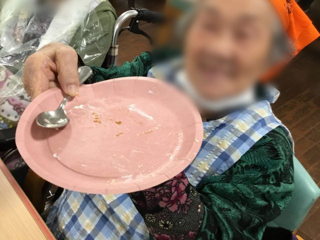 笑顔の女性と食事の様子 食堂 笑顔の女性が、食事を楽しんでいる様子が伝わります。温かみのあるコミュニケーションが育まれています。