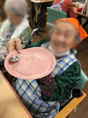 笑顔の女性と食事の様子