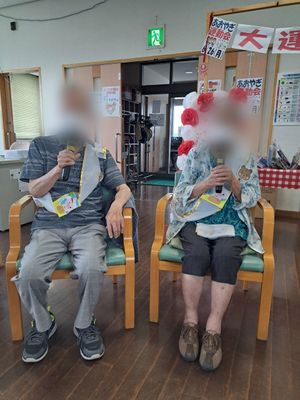 笑顔の利用者たちのいるスペース