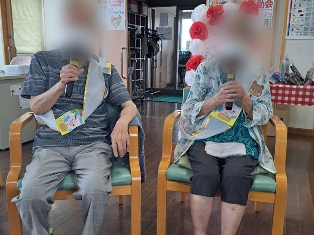 笑顔の利用者たちのいるスペース ラウンジ 利用者同士がリラックスできる、和やかな雰囲気の共有スペースです。笑顔があふれています。