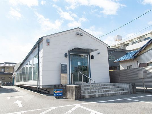 白い建物の外観  