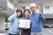 笑顔の3人施設外観