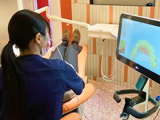 訓練を受ける女性と機器のある機能訓練室  