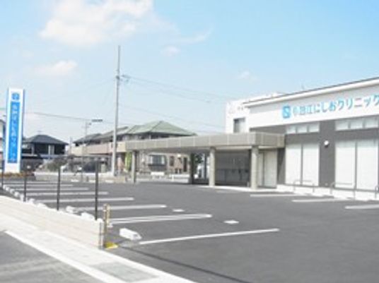 クリニック外観と駐車場  