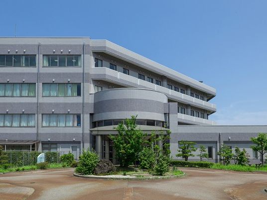 外観の建物と植栽  
