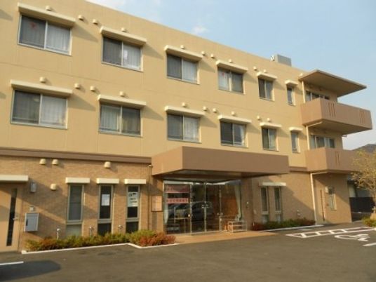 クリーム色の建物の外観