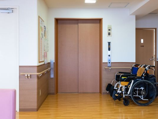 車椅子のある廊下