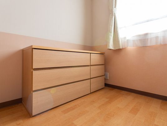 窓際の家具付き居室