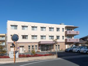 青空の下の建物外観