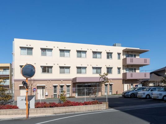 青空の下の建物外観
