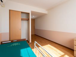 ベッドと収納のある居室