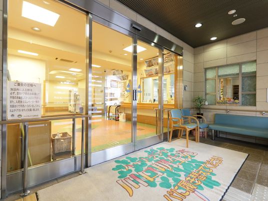 明るいエントランスの風景