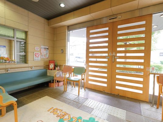 明るいエントランスの様子